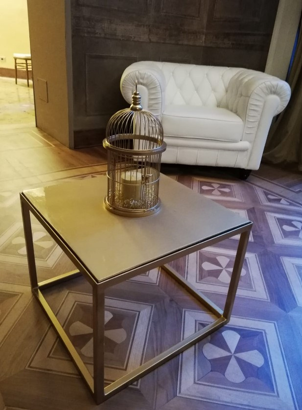 Noleggio Tavolino Sydney oro a Milano